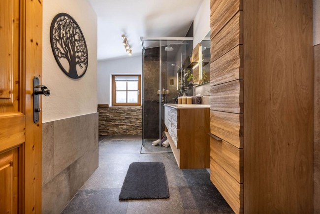 Badezimmer mit Doppelwaschbecken