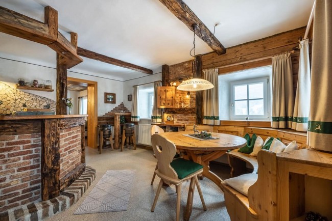 Geräumiger Aufenthaltsraum mit Ecktisch und Bar