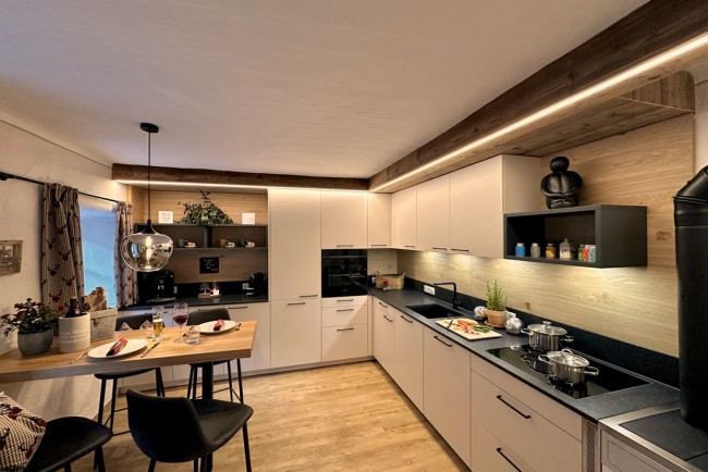 Große Küche mit moderner Ausstattung