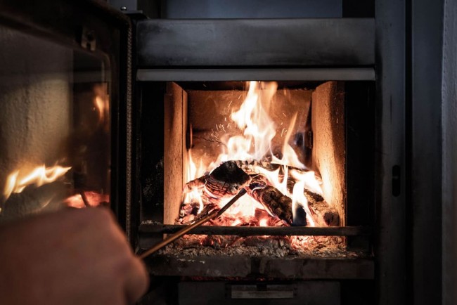 Das Kaminfeuer sorgt für Gemütlichkeit und wohlige Wärme