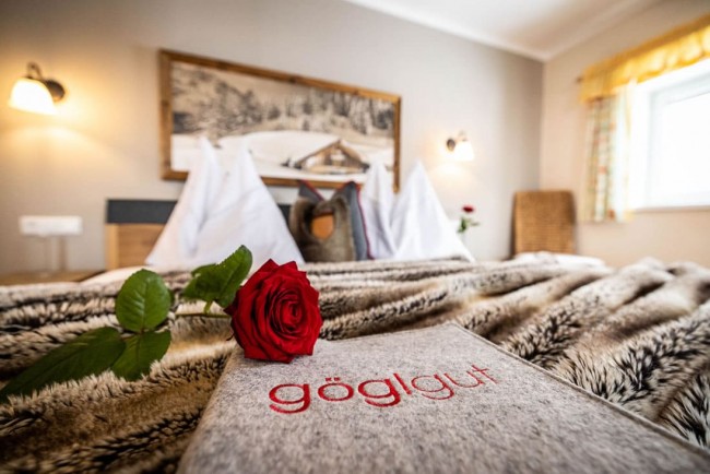 Kuscheldecken und stilvolle Einrichtung im Gögl-Gut