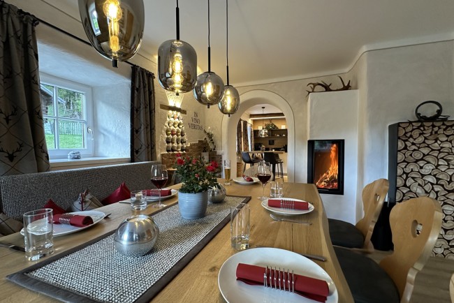 Geräumiges Esszimmer mit Kachelofen