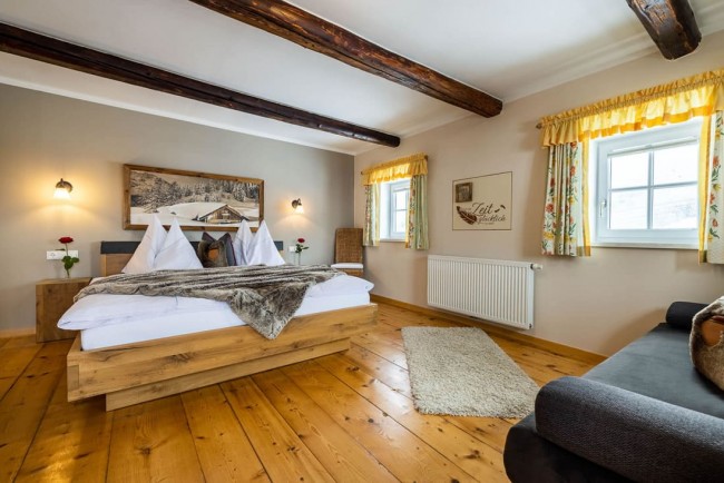 Kuscheliges Schlafzimmer mit Holzboden