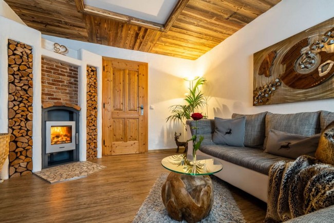 Geräumiges Wohnzimmer mit großer Couch und Kamin